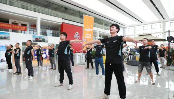 玉柴物流集團聯(lián)合品牌公關(guān)部開展乘龍H5-500燃氣牽引車推廣暨司機健康操推廣活動