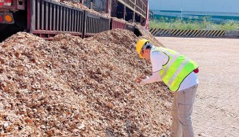 國慶堅(jiān)守一線，暢通物流動(dòng)脈